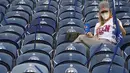 Suporter wanita Chelsea berada di tribun menunggu dimulainya pertandingan final Liga Champions antara Manchester City dan Chelsea di Stadion Dragao di Porto, Portugal, Sabtu (29/5/2021). (Pierre Philippe Marcou / Pool via AP)