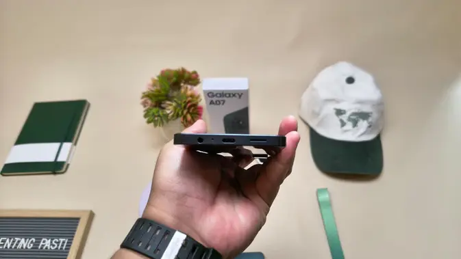 <p>Bagian Bawah Samsung Galaxy A07. Oleh Matahari Kartika Purusakara/Liputan6.com</p>