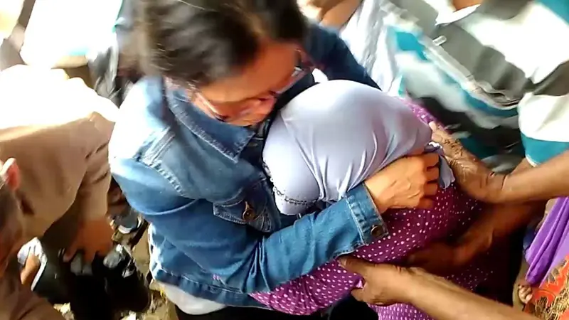 Parinah berangkulan dengan anak perempuannya, Sunarti. (Liputan6.com/Muhamad Ridlo)