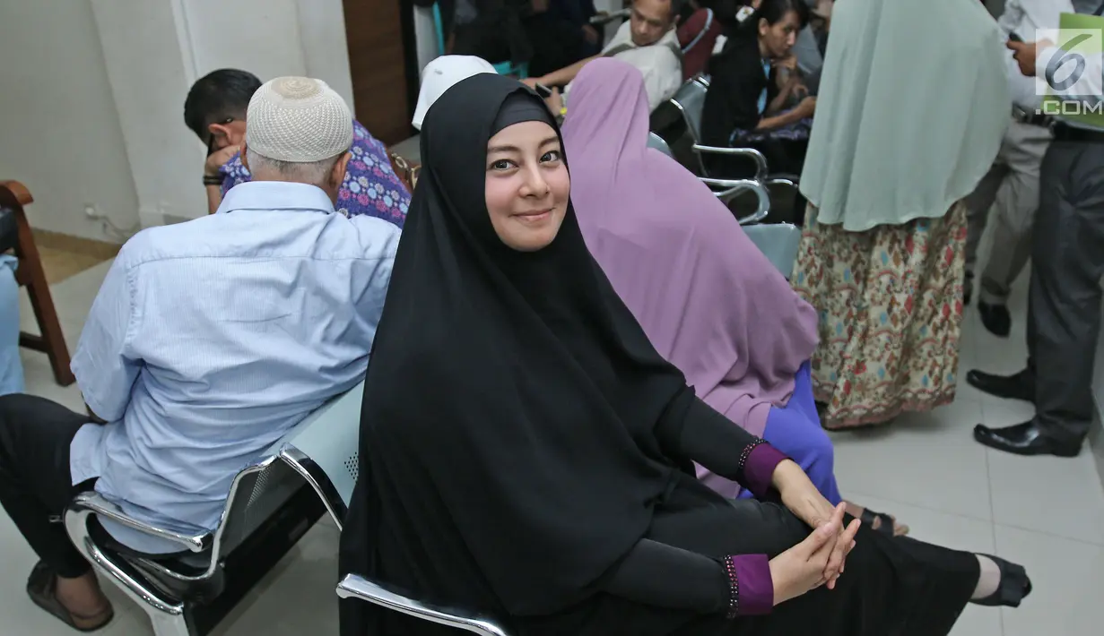 Putri Aisah Aminah menunggu persidangan di Pengadilan Agama Jakarta Timur, Rabu (15/11). Majelis Hakim Pengadilan Agama Jakarta Timur ‎mengabulkan gugatan cerai yang diajukan Putri Aisah Aminah terhadap Ustaz Ahmad Alhabsyi. (Liputan6.com/Herman Zakharia)