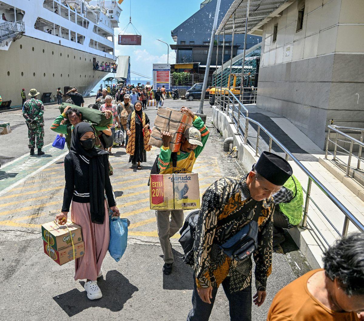 Penumpang KM Doroanda dari Makassar tiba di Pelabuhan Tanjung Perak, Surabaya, Jawa Timur, Rabu (3/4/2024). Pada H-7 Lebaran, gelombang pemudik mulai berdatangan di Pelabuhan Tanjung Perak, Surabaya.&nbsp;Juni Kriswanto/AFP