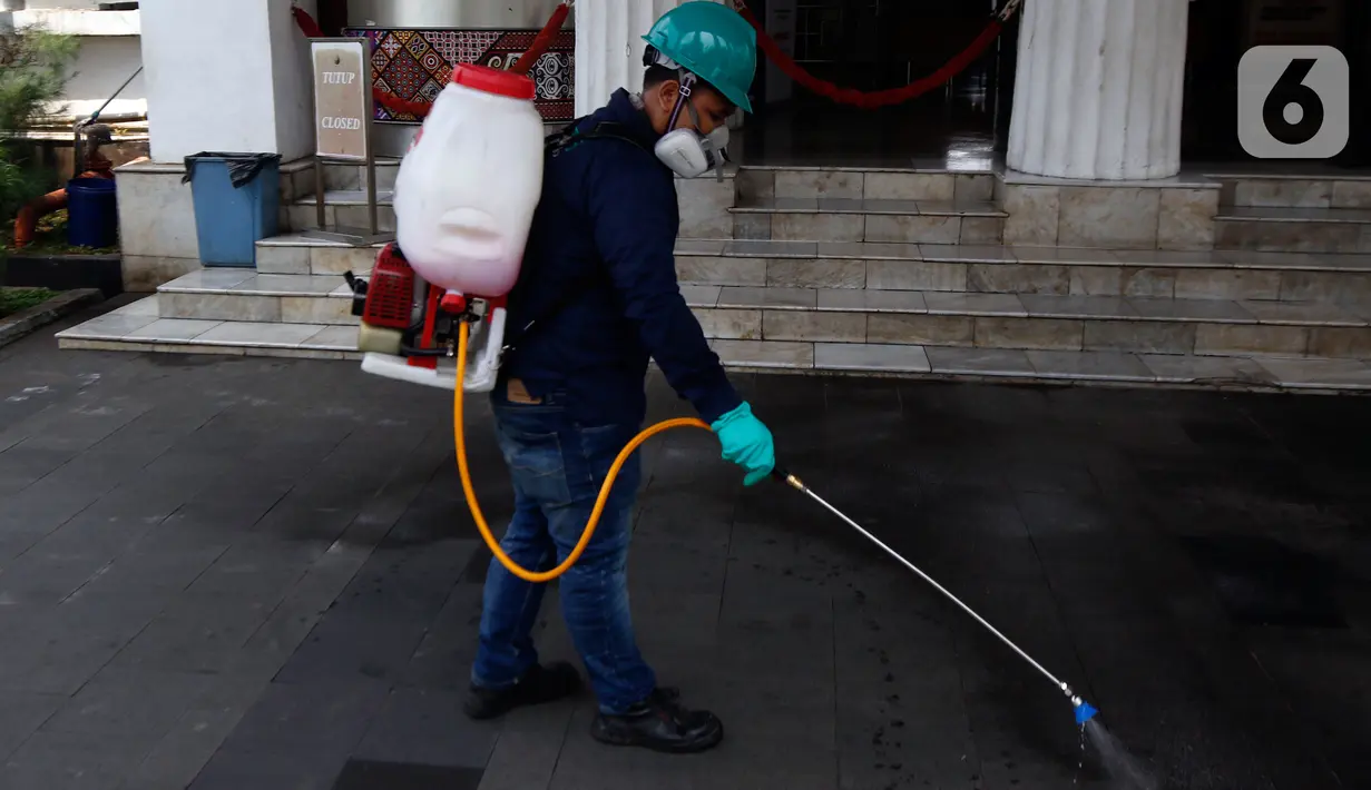Petugas menyemprotkan cairan disinfektan di halaman luar Museum Gajah atau Museum Nasional, Jakarta Pusat, Senin (16/3/2020). Penyemprotan yang dilakukan saat museum ditutup itu sebagai upaya mencegah penyebaran wabah virus Corona (COVID-19). (Liputan6.com/Johan Tallo)