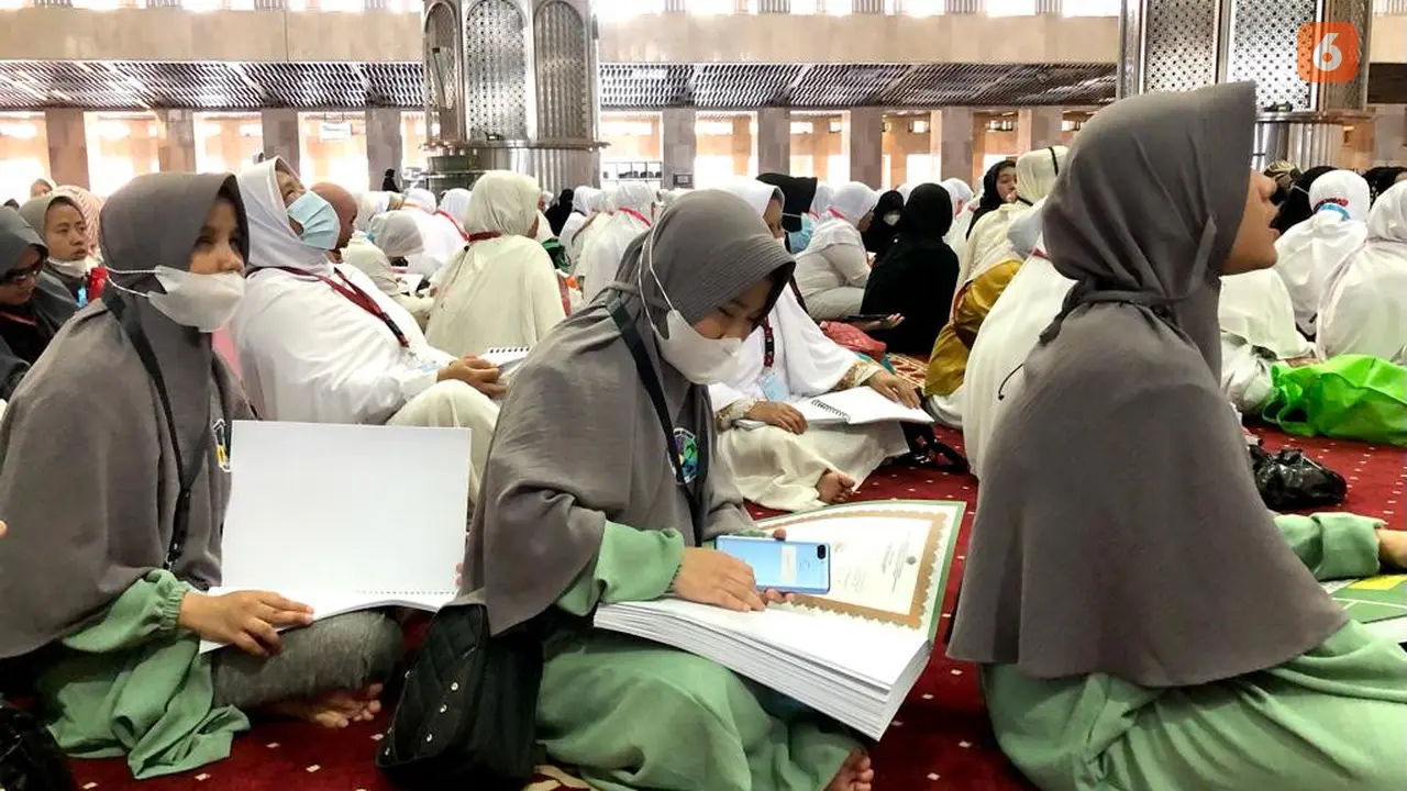 Penyandang disabilitas netra baca Al Quran Braille