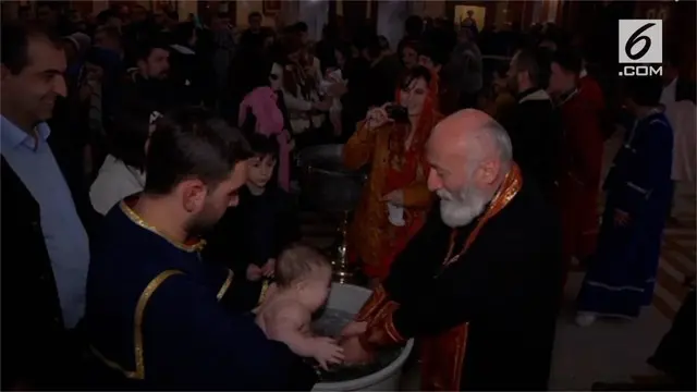 Gereja Katedral di Tbilisi, Georgia, gelar upacara baptis massal.