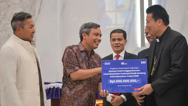 Penyaluran bantuan untuk korban bencana banjir bandang dan longsor di Sumatera Utara (Sumut).