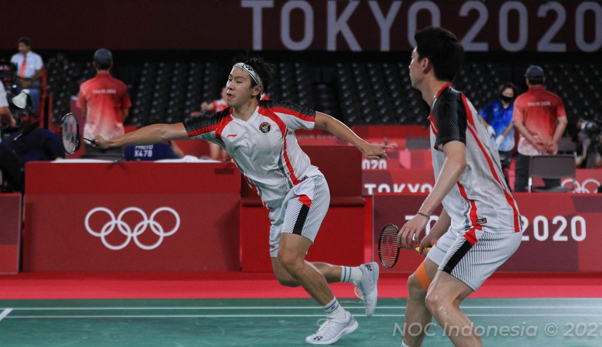 Marcus/Kevin harus menghadapi permainan impresif dari Chia/Soh pada gim pertama. Mereka harus tertinggal angka terlebih dahulu. Papan skor tercatat menunjukkan 8-11 hingga interval gim pertama. (Foto: Dok. NOC Indonesia)