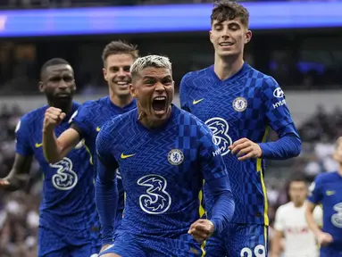 Chelsea berhasil mengurangi ketergantungan terhadap Romelu Lukaku saat menang 3-0 atas tim sekota, Tottenham Hotspur dalam laga pekan ke-5 Liga Inggris 2021/2022. Chelsea unggul 3 gol melalui Thiago Silva, N'Golo Kante dan Antonio Ruediger, tanpa gol Romelu Lukaku. (AP/Matt Dunham)