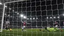 Pemain Newcastle United, Jacob Murphy, mencetak gol ke gawang Aston Villa pada laga Liga Inggris di Stadion Villa Park, Birmingham, Selasa (30/1/2024). (Jacob King/PA via AP)
