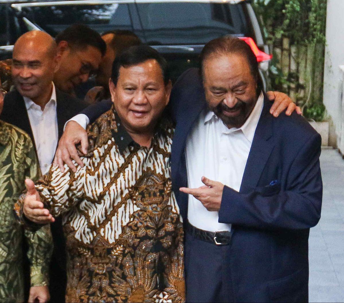 Presiden terpilih Prabowo Subianto dan Ketum Partai Nasional Demokrat (NasDem) Surya Paloh berangkulan erat saat jumpa pers seusai pertemuan di kediaman Prabowo di Jalan Kertanegara No.04, Jakarta Selatan, Kamis (25/4/2024). Dalam pertemuan tersebut Prabo