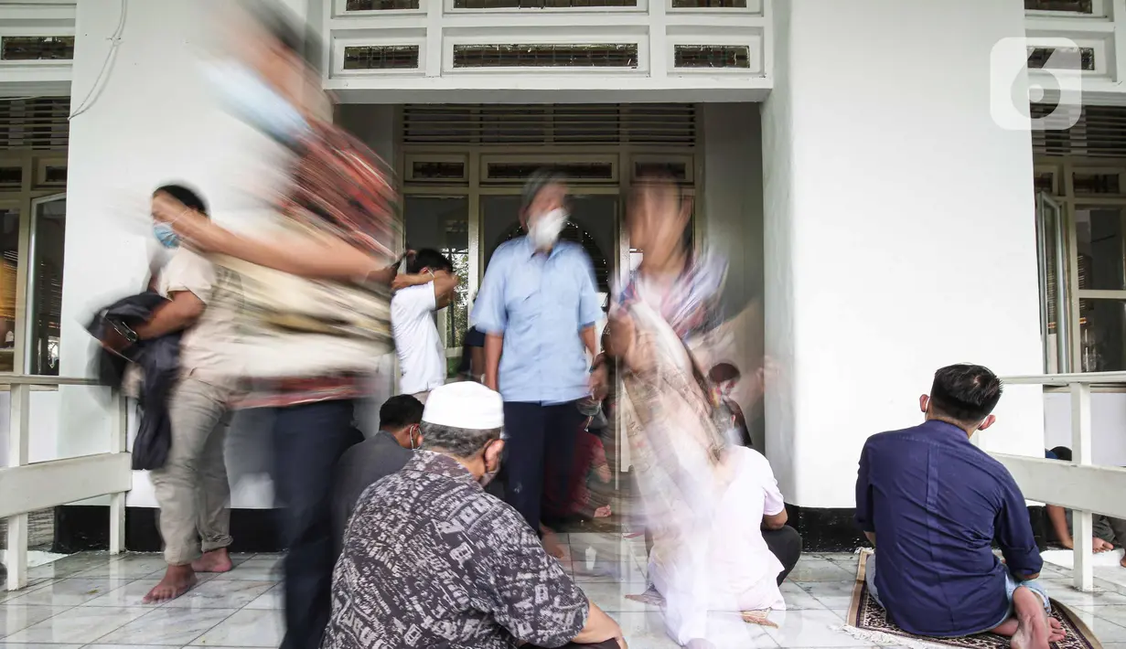 Warga usai melaksanakan Salat Jumat di Masjid Cut Meutia, Jakarta, Jumat (11/3/2022). Selain itu, MUI juga berkaca kebijakan pemerintah yang tak lagi menerapkan jaga jarak di tempat umum. (Liputan6.com/Faizal Fanani)