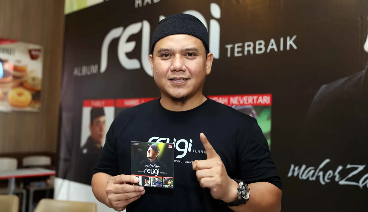 Bertempat di rumah makan cepat saji, Fadly meluncurkan album bertajuk Album Religi Terbaik. Beberapa penyanyi religi bertaraf internasional ikut terlibat dalam album tersebut. Diantaranya Maher Zain, Raef, dan Harris J. (Nurwahyunan/Bintang.com)