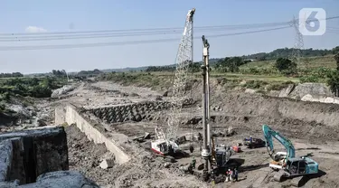 Aktivitas pembangunan Bendungan Cipamingkis di Desa Sukasirna, Jonggol, Jawa Barat, Minggu (1/8/2021). Pembangunan bendungan baru ini menggantikan bendungan lama yang jebol pada 2017 lalu. (merdeka.com/Iqbal S Nugroho)