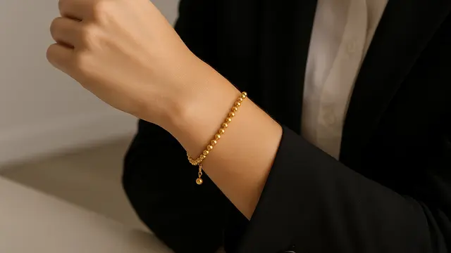 Model Gelang Emas Simple untuk Wanita Karier Modern 2025/Ilustrasi AI
