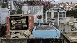 Pemandangan makam yang dirusak di Pemakaman Umum Selatan di Caracas, pada 10 Februari 2021. Makam yang dirusak telah menjadi rumah bagi banyak tunawisma di Venezuela. (Pedro Rances Mattey / AFP)