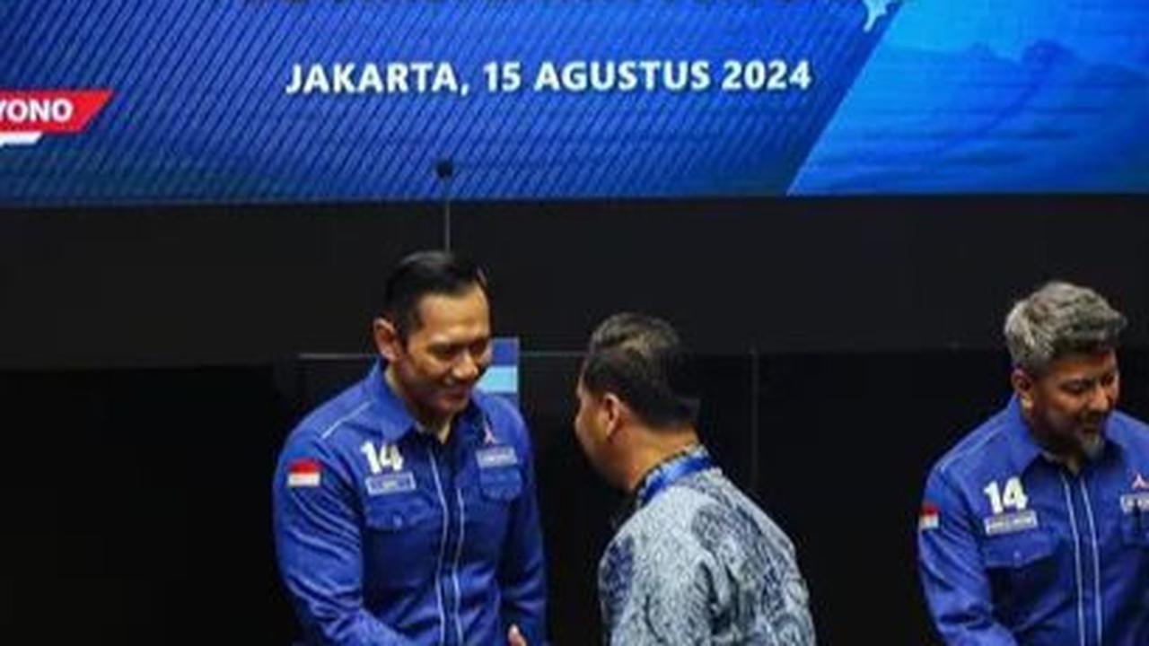 Ketua Umum Partai Demokrat Agus Harimurti Yudhoyono atau AHY (kiri) saat menerima bakal calon kepala daerah yang diusung dalam Pilkada Serentak 2024 di kantor Dewan Pimpinan Pusat (DPP) Partai Demokrat, Jakarta, Kamis (15/8/2024). Sebagaimana dilansir Ant