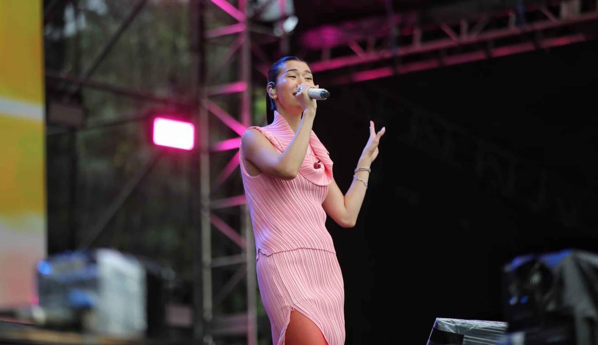 Tampil tepat pada pukul 15.12 WIB, Christie membawakan sejumlah lagu hits miliknya. Tampak dalam foto, penyanyi Christie saat tampil dalam gelaran KapanLagi Buka Bareng (KLBB) Festival 2026 hari pertama di Stadion Madya, Kompleks Gelora Bung Karno, Senayan, Jakarta, Sabtu 28 Februari 2026. (Fimela.com/Adrian)