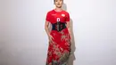 Kain batik ini dililit jadi rok asimetris dan dipadu dengan korset hitam transparan dan boots putih [@yurayunita]