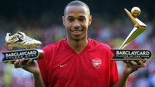 Striker Arsenal, Thierry Henry berpose dengan trofi Golden Boot dan Player of The Year Liga Inggris musim 2003/2004 jelang laga testimoni Martin Keown di Highbury, London (17/5/2004). Thierry henry merebut trofi Sepatu Emas Eropa edisi 2004 setelah mencetak total 30 gol bagi Arsenal di Liga Inggris musim 2003/2004, sekaligus mempersembahkan trofi juara Liga Inggris. Setelah hijrah ke Barcelona pada 2004/2005 ia kembali meraih Sepatu Emas bersanding dengan Diego Forlan (Villarreal) yang sama-sama mencetak 25 gol. (AFP/Odd Andersen)