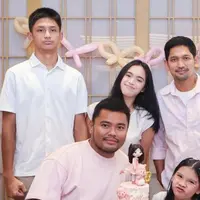 Potret Ririn Ekawati dan Ibu Jamil Rayakan Ulang Tahun Cattleya Sang Putri (credit: https://www.instagram.com/ririnekawati/ dan https://www.instagram.com/dedyloy/)