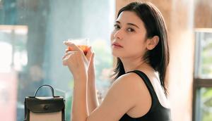 6 Potret Iris Wullur dengan Busana Tanpa Lengan, Ibu 2 Anak Rasa ABG (foto: Instagram/iriswullur_)