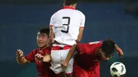 Pemain Vietnam, Loi Van Trinh dan Thanh Van Vu, saat berebut bola dengan pemain Bahrain pada babak 16 besar Asian Games di Stadion Patriot, Jawa Barat, Kamis (23/8/2018). ANTARA FOTO/INASGOC/Charlie/Sup/18