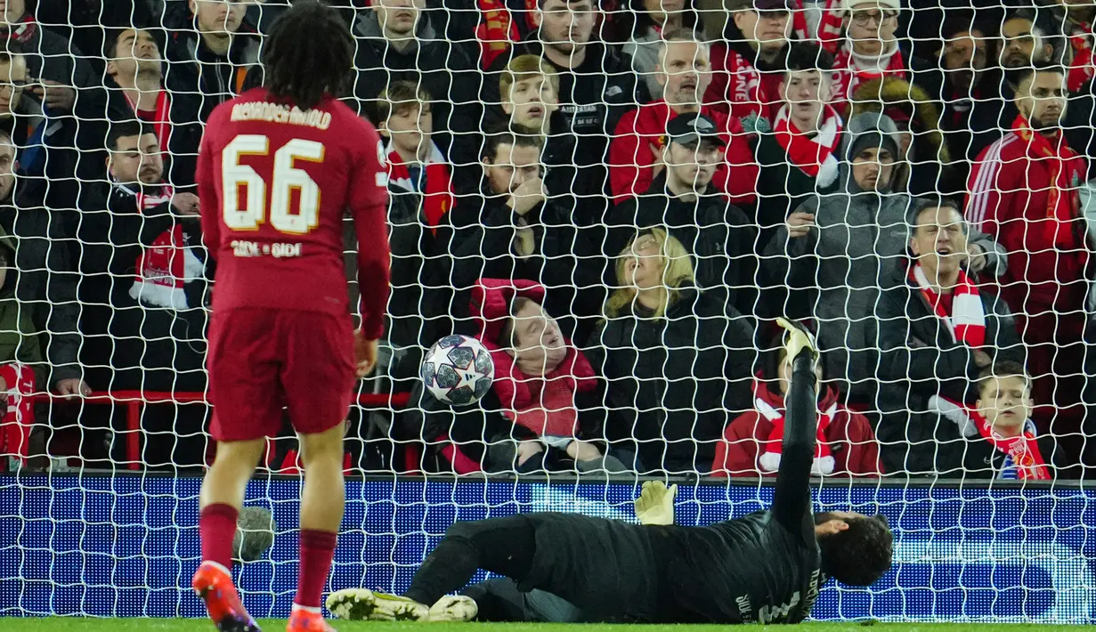 Kiper Liverpool Alisson gagal menyelamatkan bola saat pemain Real Madrid Karim Benzema mencetak gol pada pertandingan sepak bola leg pertama babak 16 besar Liga Champions di Stadion Anfield, Liverpool, Inggris, 21 Februari 2023. Real Madrid mengalahkan Liverpool dengan skor 5-2. (AP Photo/Jon Super)