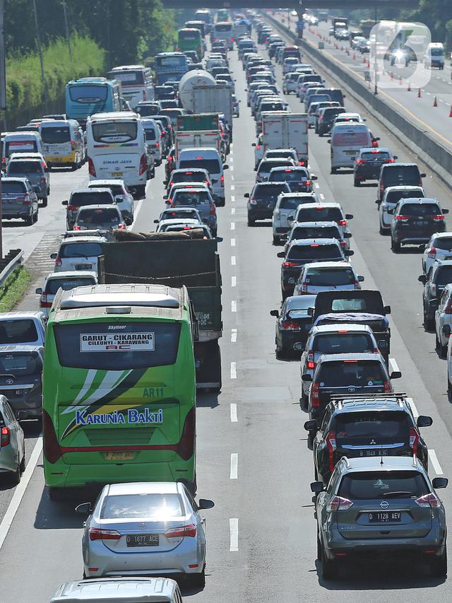 Kepadatan Jalan Tol Jakarta Cikampek Jelang Natal