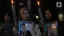 Para pelajar juga membawa spanduk, bingkai foto para korban dan api obor. (merdeka.com/Imam Buhori)