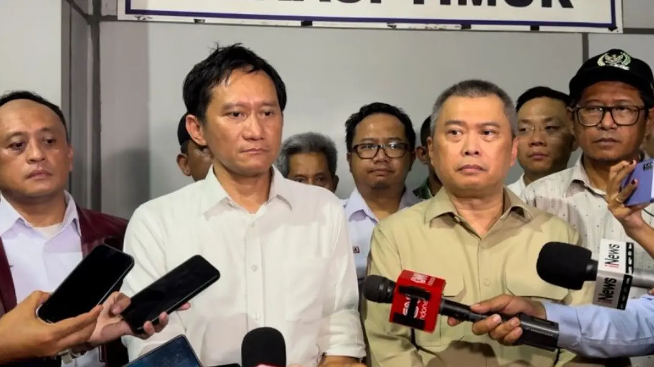 Dirut KAI Bobby Rasyidin saat memberi keterangan kepada awak media di Stasiun Bekasi Timur, Jawa Barat, Selasa dini hari (28/4/2026).