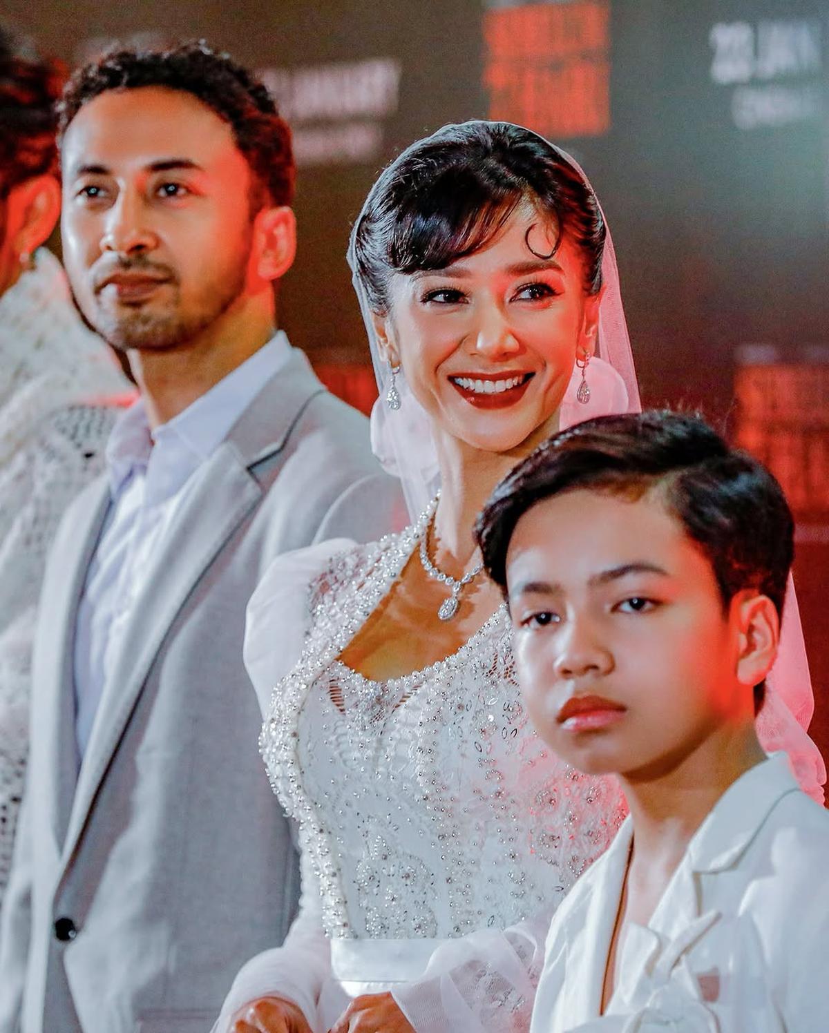 Potret Fanny Ghassani di Gala Premier Film 'SEBELUM 7 HARI', Pakai Kebaya Putih Bergaya Klasik