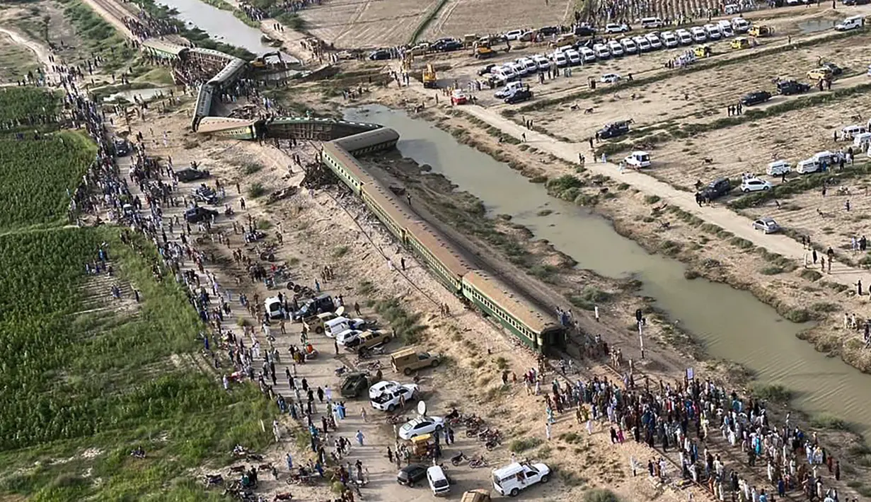 Dalam foto yang dirilis oleh Kantor Kepala Menteri Provinsi Sindh Pakistan ini menunjukkan pemandangan lokasi kereta penumpang yang anjlok di dekat Nawabshah, Pakistan, Minggu (6/8/2023). Sebanyak 30 orang tewas dan 100 lainnya luka-luka. (Sindh Chief Minister office via AP)