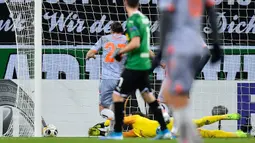 Kiper Borussia Moenchengladbach Yann Sommer gagal menahan bola yang dilesakkan pemain Istanbul Basaksehir Irfan Can Kahveci pada laga Grup J Liga Europa di Moenchengladbach, Jerman, Kamis (12/12/2019). Moenchengladbach gagal ke fase gugur setelah kalah 1-2 dari Basaksehir. (AP Photo/Martin Meissner)