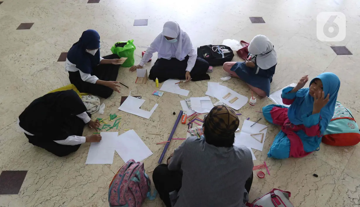 Peserta membuat kerajinan tangan saat mengikuti kegiatan Pesantren Kilat Ramadhan di Masjid Agung Sunda Kelapa, Menteng, Jakarta, Minggu (10/4/2022). Sebanyak 200 peserta yang terdiri dari kaum dhuafa dan yatim piatu mengikuti kegiatan Pesantren Kilat Ramadhan. (Liputan6.com/Herman Zakharia)
