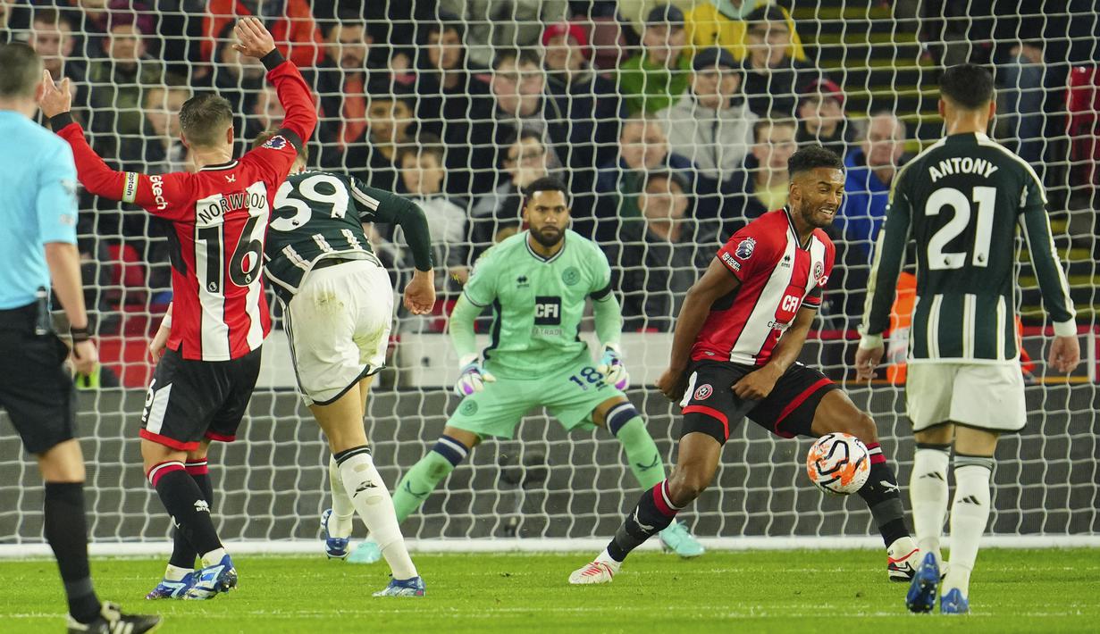 Pemain MU, Scott McTominay (39), berhasil mencetak gol ke gawang Sheffield United dalam laga pekan ke-9 Premier League 2023/2024 yang berlangsung di Bramall Lane, Inggris, Minggu (22/10/2023). (AP Photo/Jon Super)