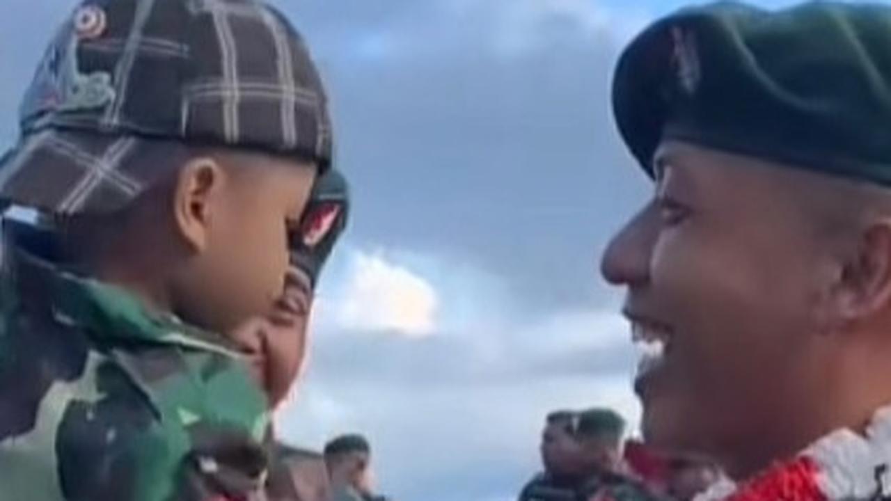 Momen Haru TNI yang Lama Bertugas di Papua Kembali Pulang, Anak Tak Mau Digendong hingga Nangis saat Bertemu
