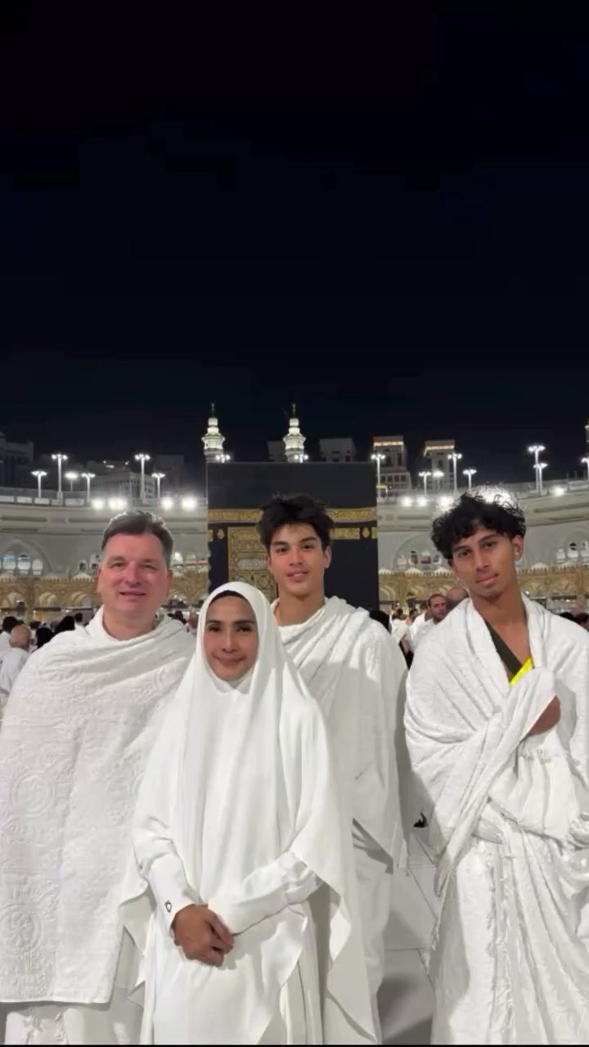Kenakan Jubah dan Sorban, 7 Potret Eddy Meijer Anak Maudy Koesnaedi di Gurun Pasir bak Pangeran Dubai