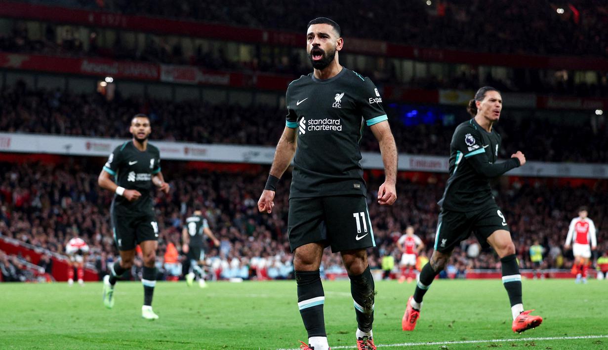 Pemain Liverpool, Mohamed Salah, melakukan selebrasi setelah mencetak gol penyeimbang ke gawang Arsenal pada laga Liga Inggris di Stadion Emirates, Minggu 27 Oktober 2024. (AFP/Adrian Dennis)