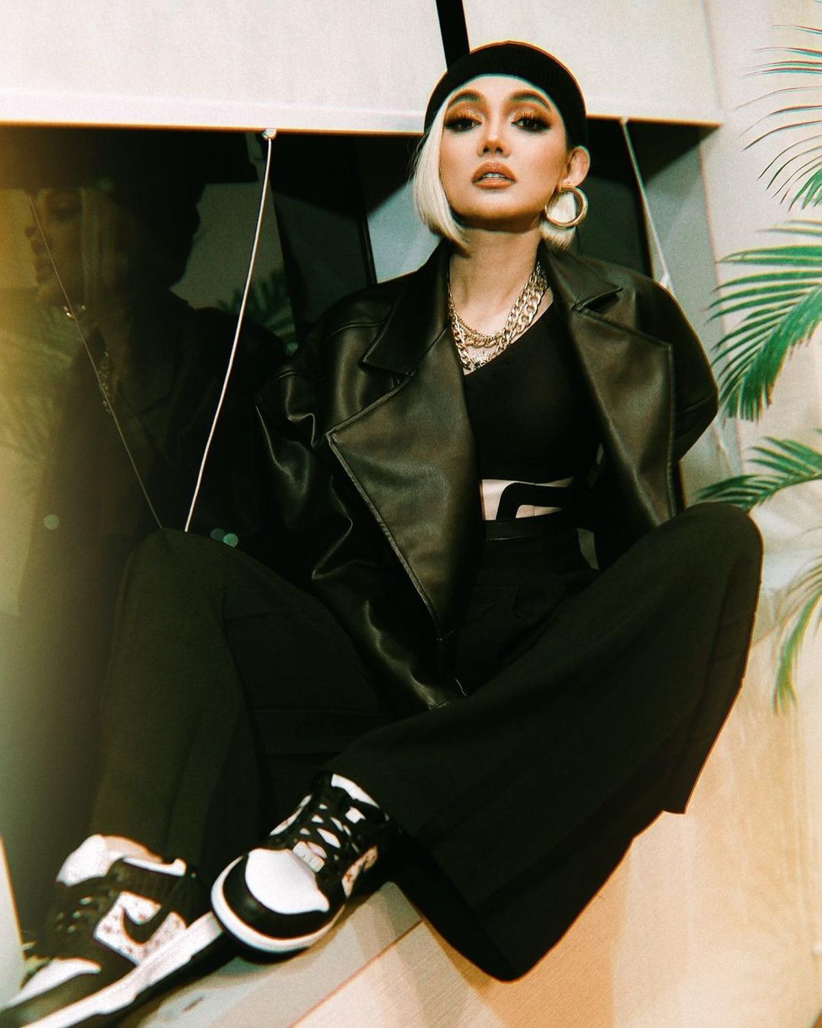 Bikin Netizen Terkecoh, Ini Potret Rina Nose Impersonate Agnez Mo - Gaya Nyanyinya Mirip Banget