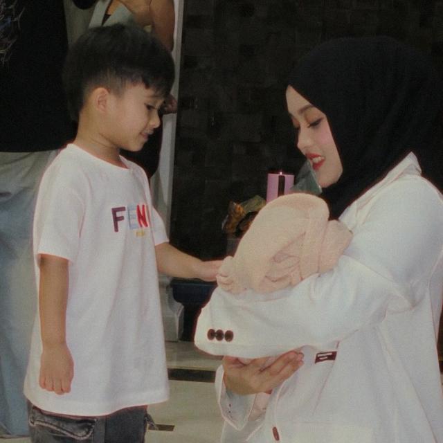 6 Potret Adzam Anak Sule Bertemu Selina, Sekalian Temu Kangen dengan Kakaknya