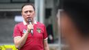 <p>Ketua Umum PSSI, Mochamad Iriawan memberikan pesan kepada pemain dan pelatih Timnas Indonesia U-20 saat mendatangi latihan terbuka untuk Piala Asia U-20 2023 di Lapangan C, Kompleks Stadion Utama Gelora Bung Karno (SUGBK), Jakarta, Rabu (08/02/2023). Ini merupakan kunjungan terakhir bagi pria yang akrab disapa Iwan Bule tersebut sebelum lengser dari jabatannya pada 16 Februari 2023 melalui Kongres Luar Biasa (KLB) PSSI. (Bola.com/Bagaskara Lazuardi)</p>