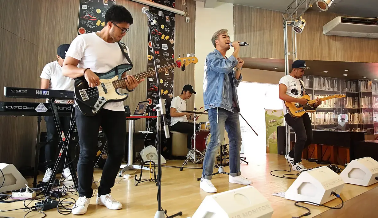 Album Persona resmi dirilis sejak 24 Agustus 2016. Angka penjualan 250 ribu keping CD itu hingga bulan Januari 2017. Album itu diproduksi melalui label miliknya, VA Records. (Bambang E. Ros/Bintang.com)