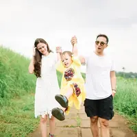 Tidak semua orang senang pemberian barang mahal dari sang suami. Begitu juga dengan rumah tangga Ringgo Agus Rahman dan Sabai Morscheck. Sebagai istri, ia tak menuntut sang suami macam-macam hanya keterbukaan. (Instagram/ringgoagus)