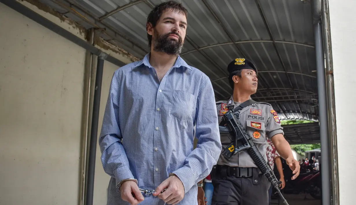 Terdakwa penyelundup narkotika jenis sabu warga negara Prancis, Dorfin Felix bersiap menjalani sidang vonis di Pengadilan Negeri Mataram, Lombok, Senin (20/5/2019). Majelis Hakim menjatuhkan vonis hukuman mati kepada Dorfin yang sebelumnya dituntut hukuma