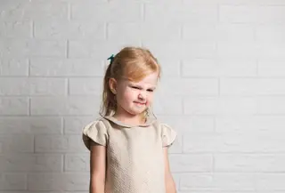 Dalam hubungan orangtua dan anak, kebiasaan mendengar dengan penuh perhatian dapat membuka ruang komunikasi yang lebih jujur sekaligus memperkuat kedekatan emosional. (foto/dok: freepik)