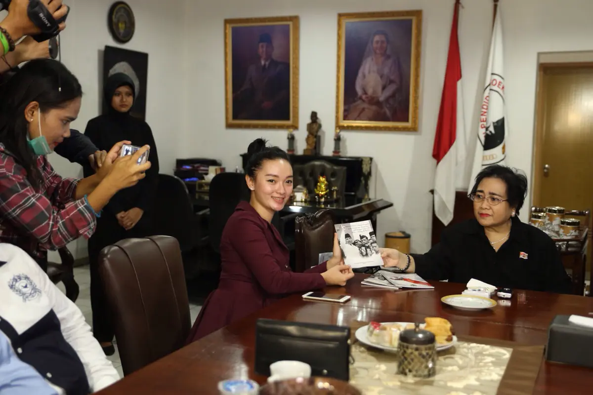 [Bintang] Zaskia Gotik dan Julia Perez