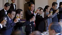 Presiden Joko Widodo (tengah) Ketua Japan Business Federation Sadayuki Sakakibara (kiri), dan Ketua Japan Chamber of Commerce and Industry Akio Mimura berpose bersama jelang makan siang di Tokyo, Selasa (24/3/2015). (REUTERS /Yuya Shino)