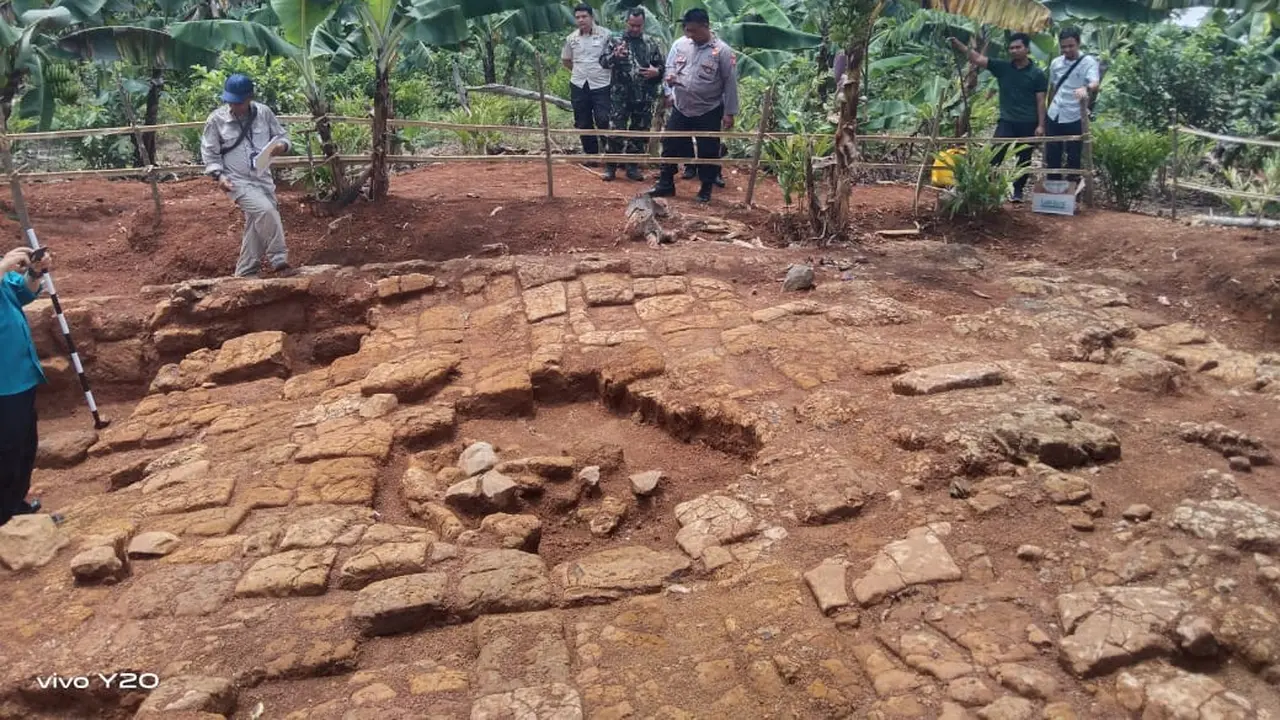 Warga Desa Simpang, Kecamatan Cibalong, Kabupaten Garut, Jawa Barat, dihebohkan temuan mengejutkan situs bersejarah batu berstruktur menyerupai candi, di tengah hutan blok Pasirerih. (Liputan6.com/Jayadi Supriadin)