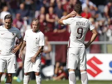 Ekspresi Francesco Totti (kiri) dan rekan-rekannya saat kemasukan gol pada laga melawan Torino dalam lanjutan Serie A Italia di Stadion "Grande Torino" (Olimpico), Turin (25/9/2016). (AFP/Marco Bertorello)