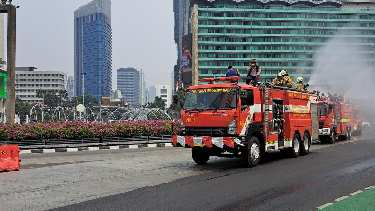 "Informasi (penyemprotan dilakukan oleh petugas) gabungan (di) Thamrin-Sudirman jam 13.00 WIB," kata Satriadi kepada merdeka.com, Minggu (27/8).