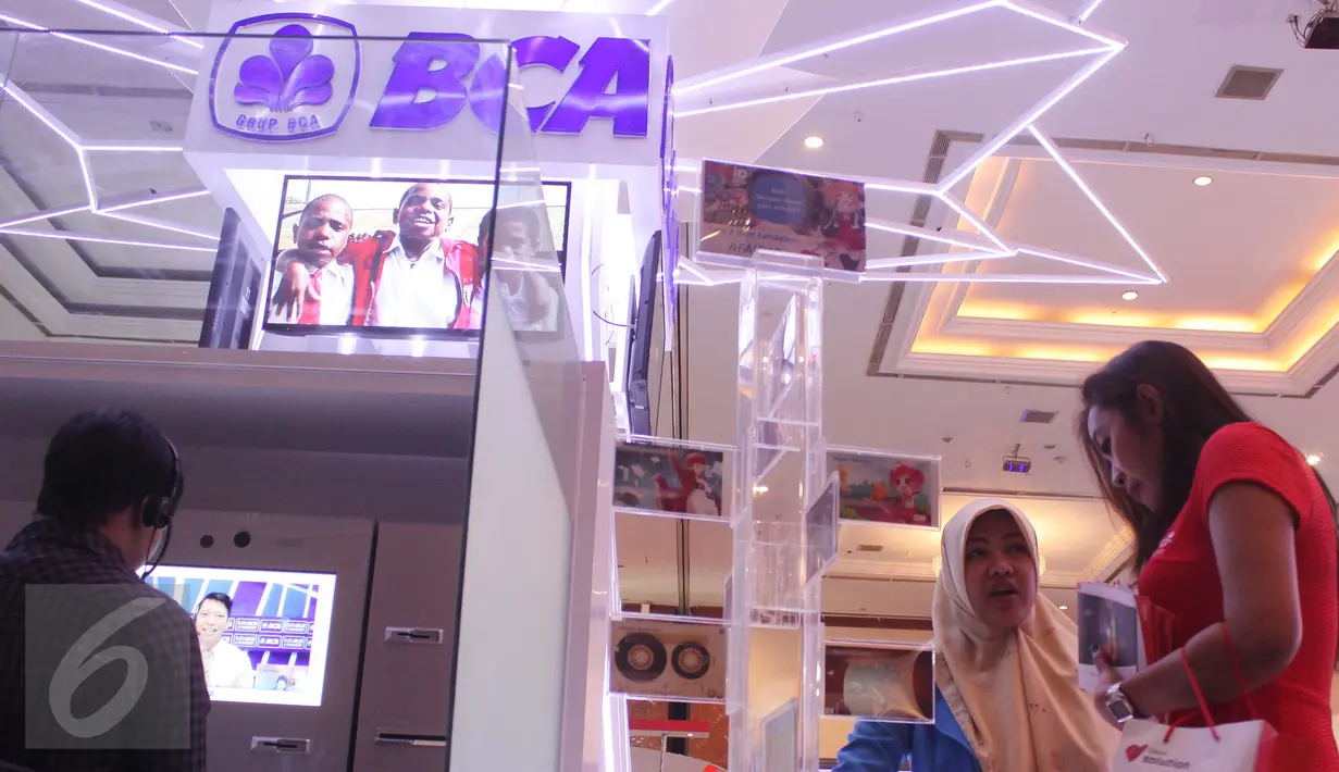 Pengunjung mendatangi stand BCA di acara Indonesia Banking Expo (IBEX) 2015 di JCC, Jakarta, Kamis (10/9/2015). Sejumlah bank menawarkan beragam fasilitas untuk menarik pengunjung menabung di tempatnya. (Liputan6.com/Angga Yuniar)